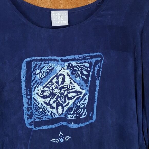 RABBIT RABBIT RABBIT Top Womens Size 14 Blue Pullover Asymmetrical Medallion - Picture 2 of 9